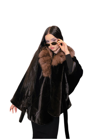 Alcantara Model Poncho cu guler din vulpe